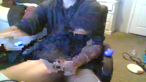 Snapshot of loudini_ chatting on December 5, 5:04 am lewyay online show from December 5, 5:04 am