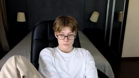 Snapshot of louie_evans chatting on November 3, 9:05 pm louie_evans online show from November 3, 9:05 pm