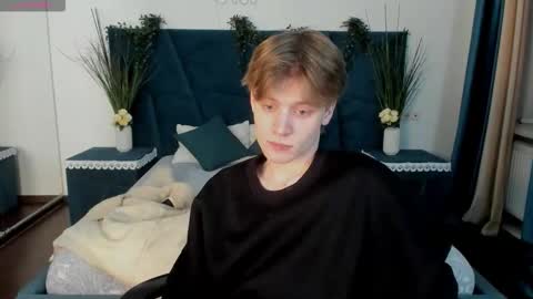 louie_evans online show from December 18, 8:59 pm