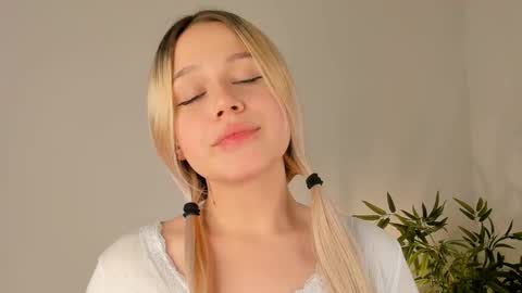 Snapshot of love_audirs6 chatting on November 12, 1:11 pm Eva online show from November 12, 1:11 pm