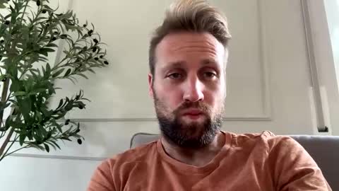 lovefuesse online show from November 18, 8:30 am