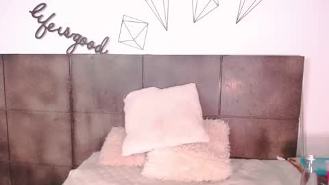 Snapshot of lovely_secret chatting on November 6, 3:24 pm Hi guys online show from November 6, 3:24 pm