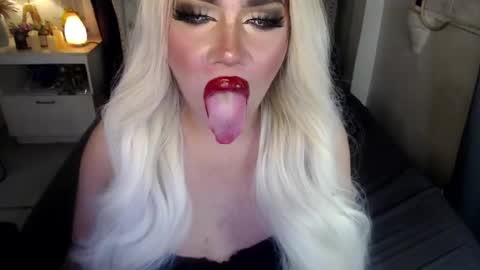 Snapshot of lovelymarie69 chatting on December 4, 6:17 pm Rebeca online show from December 4, 6:17 pm