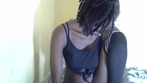 Snapshot of lovelymee2 chatting on October 12, 10:25 am lovelymee2 online show from October 12, 10:25 am