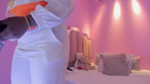 L O V E  online show from October 1, 12:00 pm