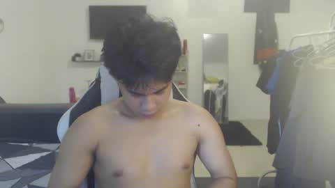 Snapshot of loverboyph04 chatting on November 29, 1:30 am loverboyph04 online show from November 29, 1:30 am