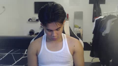 Snapshot of loverboyph04 chatting on December 16, 2:05 am loverboyph04 online show from December 16, 2:05 am