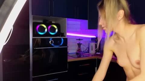 Snapshot of lovesdogs34 chatting on October 7, 5:37 am Kate OnFire online show from October 7, 5:37 am