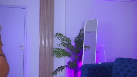 Snapshot of lovingblondie chatting on January 5, 4:47 am Nora online show from January 5, 4:47 am