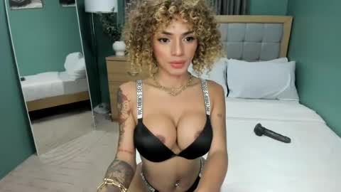 Snapshot of lowla_19 chatting on July 25, 6:00 am Candice online show from July 25, 6:00 am