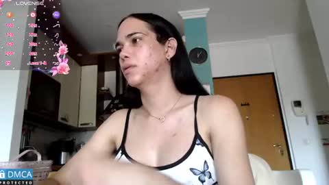 Snapshot of luara_ chatting on June 15, 10:06 am luara_ online show from June 15, 10:06 am