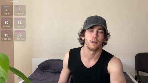 Snapshot of luca_syn chatting on October 15, 10:37 am Luca S online show from October 15, 10:37 am