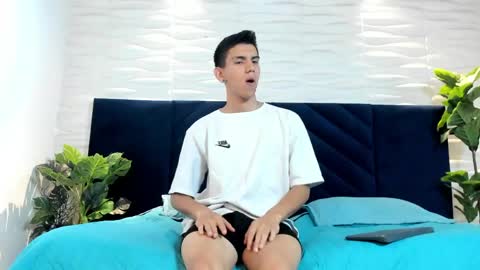 Lucca Moreti online show from April 14, 3:45 am