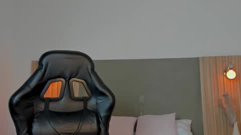 L U C C I A online show from February 15, 2:19 am