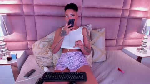  lucia wallace  online show from February 11, 1:31 am