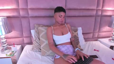  lucia wallace  online show from February 18, 12:37 am