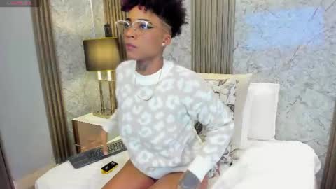 Snapshot of luciawallace chatting on July 9, 10:03 pm lucia wallace online show from July 9, 10:03 pm