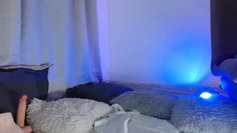 Snapshot of lucie_petite chatting on January 11, 9:46 pm Lucie - online show from January 11, 9:46 pm