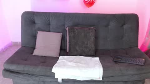 Snapshot of lucie_petite chatting on February 17, 10:03 pm Lucie - online show from February 17, 10:03 pm