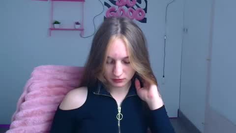 Snapshot of lucieamour_ chatting on November 15, 12:13 pm Lucie online show from November 15, 12:13 pm