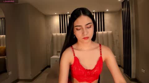 Snapshot of luciemartin_ chatting on March 2, 7:10 pm Lucie Martin online show from March 2, 7:10 pm