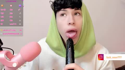 Noor online show from March 6, 9:42 pm