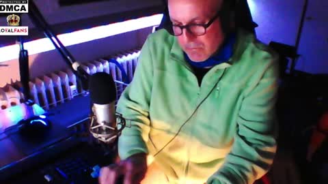 Snapshot of luckyfreak1 chatting on March 9, 12:10 am call me Stefan online show from March 9, 12:10 am