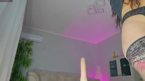 Alice online show from April 6, 7:04 pm