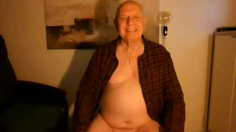 Snapshot of luclovestops chatting on October 23, 9:24 pm Luclostops online show from October 23, 9:24 pm