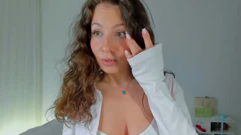 Snapshot of lucy__ray chatting on June 6, 11:09 pm lucy__ray online show from June 6, 11:09 pm