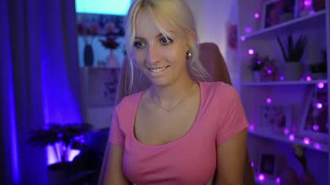Snapshot of lucy_cutie_ chatting on June 23, 6:17 pm Cutie Lucy online show from June 23, 6:17 pm