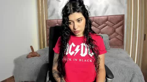 Snapshot of lucy_greys_ chatting on October 21, 11:55 am Lucy Greys online show from October 21, 11:55 am