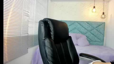 Snapshot of lucy_greys_ chatting on November 11, 11:54 am Lucy Greys online show from November 11, 11:54 am