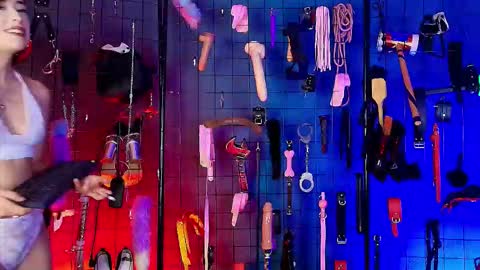 Snapshot of lucy_queensss chatting on November 17, 8:47 pm Lucy and slave maddy online show from November 17, 8:47 pm