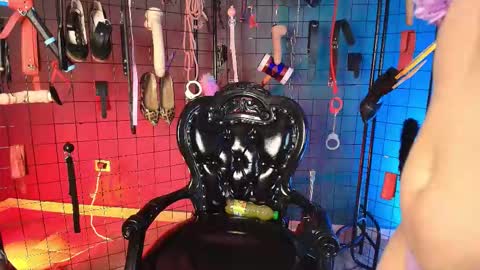 Snapshot of lucy_queensss chatting on December 18, 8:59 pm Lucy and slave maddy online show from December 18, 8:59 pm