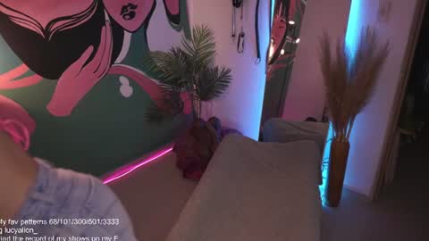 Snapshot of lucyallenx chatting on June 26, 10:25 pm Lucy Alien online show from June 26, 10:25 pm