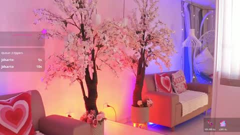 lucyweisser online show from April 16, 9:39 pm