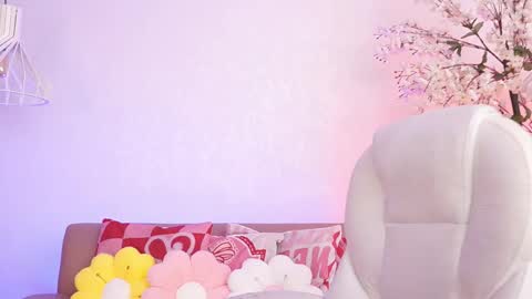 lucyweisser online show from April 17, 7:39 pm