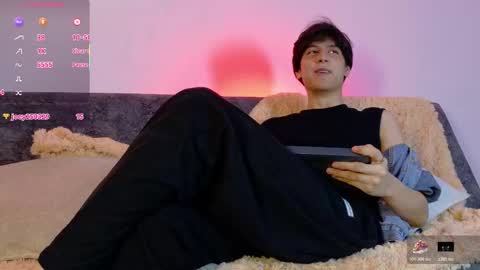 Snapshot of lui_x_dust chatting on February 19, 5:47 am Lui online show from February 19, 5:47 am