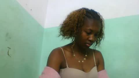 Snapshot of luicie196645 chatting on August 4, 5:32 am luicie196645 online show from August 4, 5:32 am