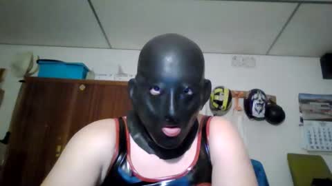 Snapshot of luis2423 chatting on November 29, 2:20 pm A slave to the mistress.. un esclavo para las amas dominantes. online show from November 29, 2:20 pm