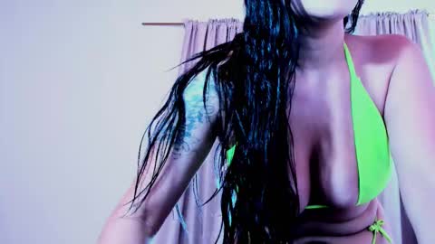 Snapshot of luisaa_diaz_ chatting on February 9, 4:22 pm Luisa Diaz online show from February 9, 4:22 pm