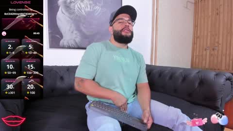 Snapshot of luke__09 chatting on January 31, 11:46 am LUKE online show from January 31, 11:46 am