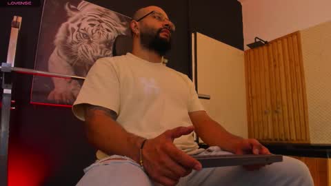 Snapshot of luke__09 chatting on November 11, 11:10 am LUKE online show from November 11, 11:10 am