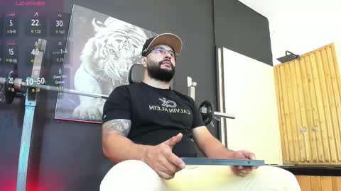 Snapshot of luke__09 chatting on November 17, 11:16 am LUKE online show from November 17, 11:16 am