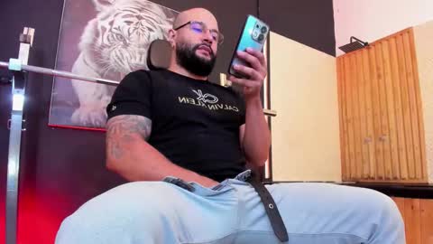 Snapshot of luke__09 chatting on November 29, 11:35 am LUKE online show from November 29, 11:35 am