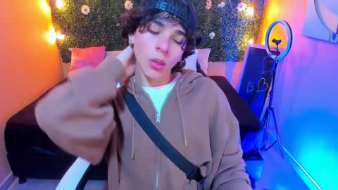 Snapshot of luke_howland chatting on January 10, 8:15 pm Luke online show from January 10, 8:15 pm