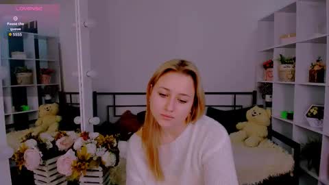 Snapshot of lulu___moon chatting on November 11, 7:19 am Lily online show from November 11, 7:19 am