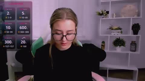 Snapshot of lulu___moon chatting on November 18, 7:57 am Lily online show from November 18, 7:57 am