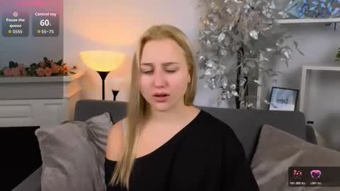 Snapshot of lulu___moon chatting on December 16, 9:53 pm Lily online show from December 16, 9:53 pm